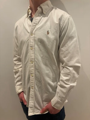 Vit Ralph lauren skjorta - strl S - Ralph Lauren skjorta 👔✨ Vit och stilren 🤍 Storlek S 👀 Snygg passform som funkar både uppklätt och mer avslappnat 😎🔥 Klassisk och tidlös design Hör av er om ni har frågor eller vill ha fler bilder 💬