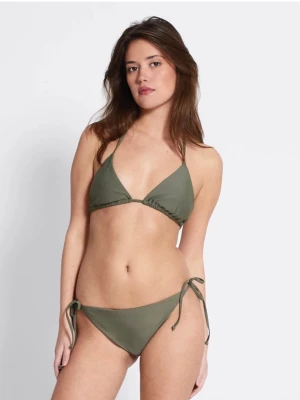 Grön trekantsbikiniöverdel - Snygg olivgrön bikiniöverdel från lager 157 med klassisk trekantsmodell. Överdelen har knyt i nacke och rygg. Tillverkad i mjukt och stretchigt material som passar perfekt för strandhäng och pooldagar. Helt ny och oanvänd med prislapp. Säljer eftersom den inte passar. 