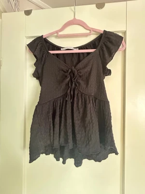 Svart topp - En svart topp från lager 157 som jag använt en gång. Skriv om du har några frågor💕