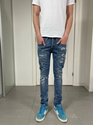 Dondup George Jeans - Säljer nu dessa Dondup George jeans med snygga slitningar i populär design, skriv för fler bilder/frågor🙌🏼