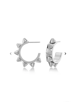 Silvriga hoops med nitar - Coola örhängen i form av hoops med spetsiga nitar runt om. De är i blankt silverfärgat metallmaterial och har en edgy design som sticker ut. Perfekta för dig som gillar att addera lite attityd till din stil.