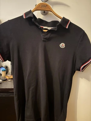 Moncler pike tröja - Moncler pike tröja oanvänd storlek s/xs