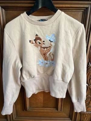 ZARA BAMBI - Åååååh vad jag älskar denna, den är så välsydd också. Tyvärr för liten. Sitter figurnära precis innan den möter byx/kjolkanten. Egentligen storlek M men skulle säga att den är en S