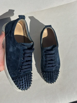 Christian Louboutin Navy - Fint skick! Eftertraktad färg! Nypris 10k, äkthetsbevis finns! Seriösa bud mottages. 39,5 fits 40,5. Box och kvitto ingår! Enda slitningarna är lacken på nitarna(bild 4) där lite av lacken lossnat på några och lite skador på boxen. Tveka inte att fråga om fler bilder eller annat!