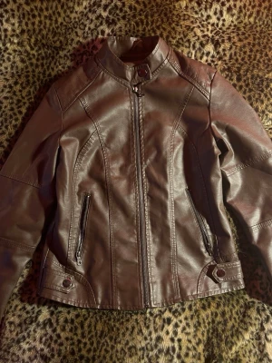 Brun skinnjacka  - Jättesöt jacka som tyvärr inte kommer till användning. Perfekt till våren!!!