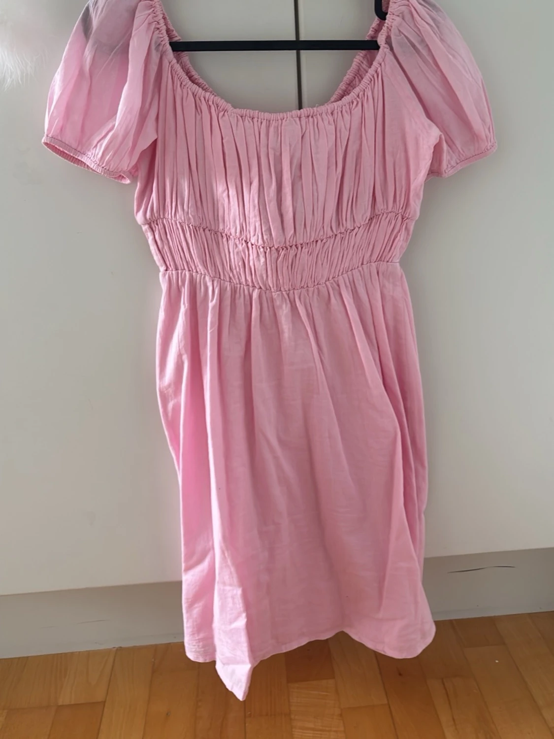 Rosa kort puffärmad klänning - 1