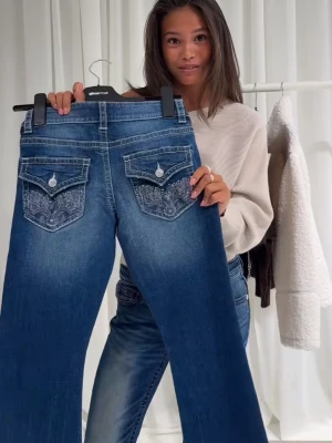 decorated low flare jeans 14+ - från gina i storlek xs, har knappt användt dom själv, nypris 400kr