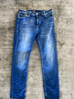 Blå tapered jeans från Jack & Jones - Hej! Jag säljer dessa jeans från Jack and Jones. Säljer dem pga att dem är för små. Köpta för 800kr cirka. Fraktar samma dag om det är innan kl 20. Skicka ett meddelande om du är internerad eller har nån fråga. MVH William 