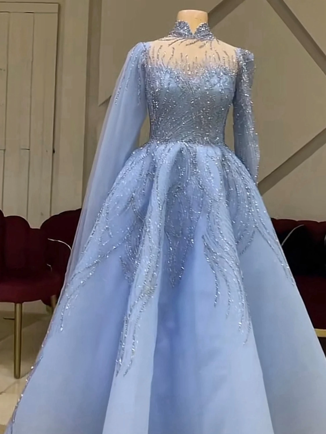 Ljusblå långklänning med glitterdetaljer - 1