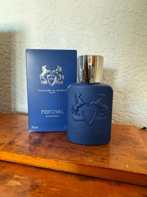 Parfums de Marly Percival EdP 75ml - Köpt på Kicks för 2589 kr. Säljer denna på grund av att jag inte använder den lika mycket längre. Ca 50ml av 70 kvar (visas med det svarta strecket på andra bilden). Kommer med originalbox, bara att skicka ett meddelande om du har frågor! 