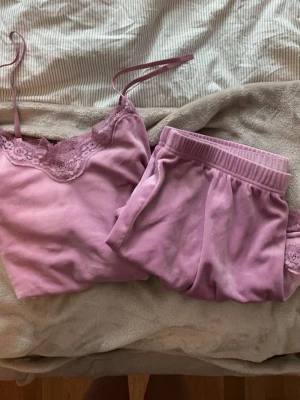 Rosa pyjamasset med spetsdetaljer - Rosa pyjamas från Hunkemöller i velourmaterial. Aldrig använd 
