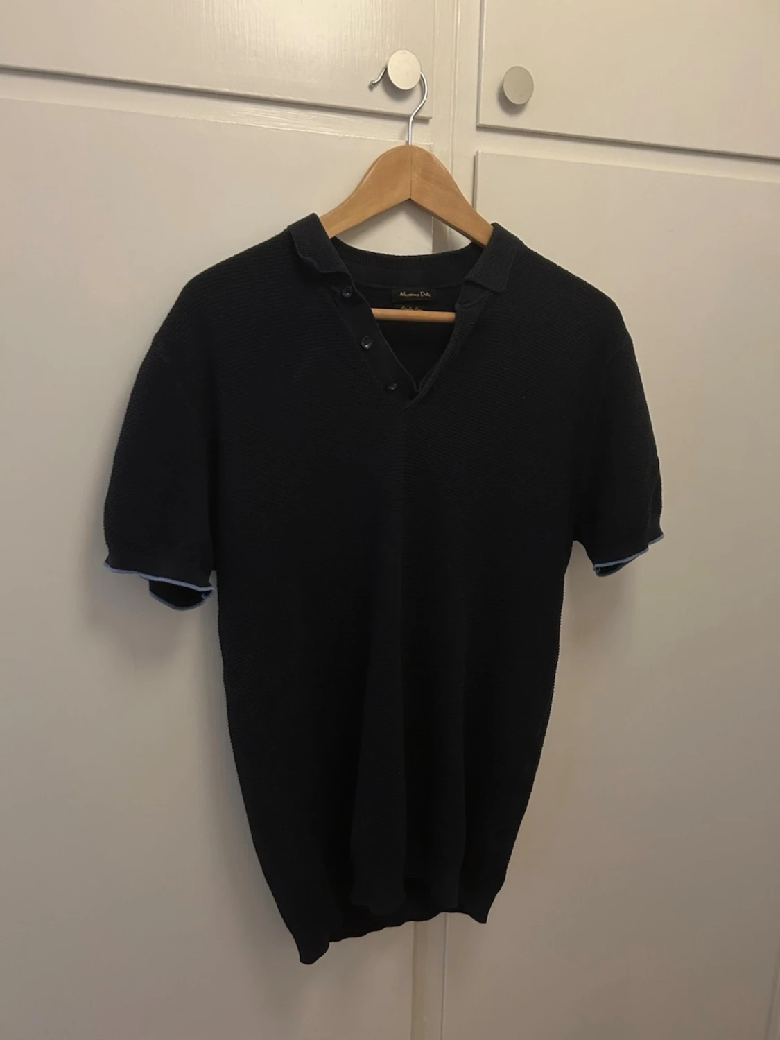 Mörkblå stickad piké 