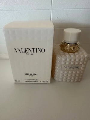 Valentino ’Born in Roma Ivory’ - Valentino ’Born in Roma Ivory’ 50ml (Som ny, ca 99% kvar)