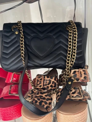 Svart väska  - Svart väska med gulddetaljer, skriv för fler bilder 🤎 ▪️ TikTok: Ginise ✨ 