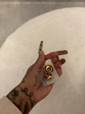 2 par guldörhängen  - 2 par  guldörhängen, ett par använt & ett par helt nya aldrig använt, skriv för fler bilder  🤎 ▪️ TikTok: Ginise ✨ 