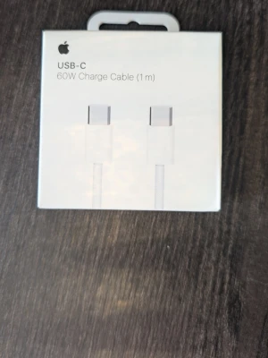 Apple USB-C 60W laddkabel 1m - Säljer en vit USB-C laddkabel från Apple på 1 meter som klarar upp till 60W. Perfekt för snabbladdning av mobiltelefoner och andra enheter med USB-C. Kabeln är tillverkad i tåligt material och levereras i originalförpackning.