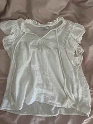 Vit blus med spets och knyt - Söt vit blus från only❣️