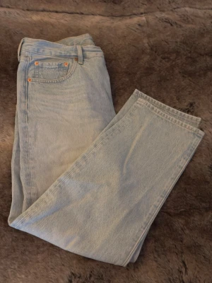 LEVI’S jeans - LEVI’S jeans 501, raka ben, i väldigt fint skick W:32 L:28