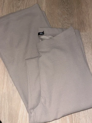 Byxor - 🤎Utsvängda byxor i storlek Xs från Lager157 i brun/beige🤎💫