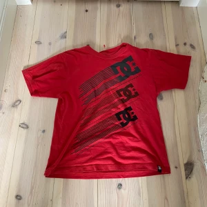 DC T-shirt  - Cool Dc T-shirt som jag köpt här på Plick, säljer då det inte riktigt är min stil längre!
