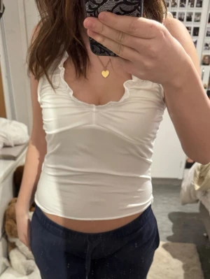 Vit topp - Säljer en super fin vit topp från Nelly i storlek S. Toppen är aldrig använd och har kvar prislapp!💕