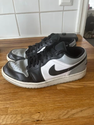Nike Air Jordan 1 Low svart/grå - Ny pris runt 2000kr. Mer bilder kan skickas vid förfrågan. Skriv gärna vid intresse. Pris kan också diskuteras. 