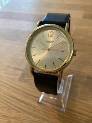 Timex Gold Dress 36mm Herrur - Säljer en snygg stilren unisexklocka från Timex i nära nyskick enligt bilder. Fungerar bra, armband i äkta premiumläder, boett i ädelstål, vattentät, mineralglas osv. Behöver bara nytt batteri.  Nypris: 826 SEK Mitt pris: 489 SEK  Skickas alltid snabbt och spårbart. Skriv vid frågor och se gärna mina andra annonser!   GRATIS: För återkommande kunder erbjuder jag personlig experthjälp för dig att göra nya fynd (nytt & begagnat). Fråga för mer info!