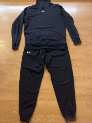  Under Armour set - Säljer ett svart set från Under Armour. Byxorna är aldrig använda och hoodien är i bra skick. Köpte detta på JD på mall of Scandinavia för 1399 och mitt pris är 499! Byxorna är i strl L och tröjan är i strl M, hör av er vid funderingar och skicka gärna pris förslag😊