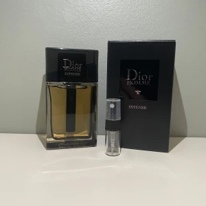 Dior Homme Intense HELA FLASKAN - Dior Homme Intense är en riktig dunder doft med sin blandning av iris, lavendel och trä. Detta är min favorit parfym och rekommenderar verkligen att testa denna. Säljer hela flaskan, köpt på Finlands kryssning! Box finns 