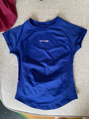 Blå sport-tshirt  - Impact modell, ej märkesvara. Strl S. Ny. 