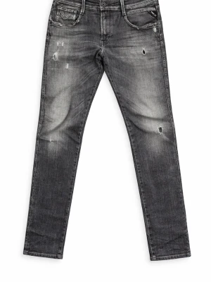 Grå slitna Replay Anbass Jeans - Säljer ett par grå Replay Anbass Jeans med slitningar och hål för en cool, avslappnad look. Modellen är smal med klassisk femficksdesign och Replay-logga på fickan. Perfekta för dig som gillar streetstyle och trendiga detaljer. Aged 5 year, är en speciell modell och säljs för billigt då jag vill bli av med den.