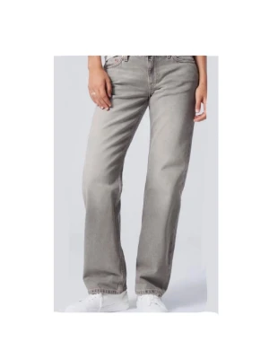 Grå raka jeans  - Grå raka jeans från weekday. Låg midja och långa. Storlek 25/34. De säljs inte längre. Sista bilden är tagen själv men de är lite ljusare i verkligheten. 