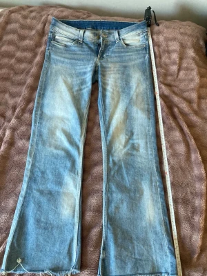 Cheap Monday ljusblåa - Säljer mina cheep Monday i storlek 31/34. Men de är klippta så de är 37cm långa. Det finns en foundation fleck på ena låret