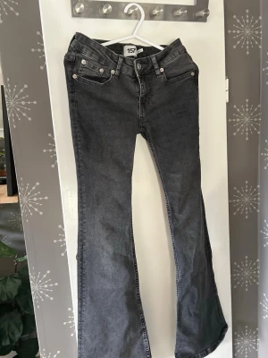 Grå bootcut jeans från 157 - Aldrig andvända 
