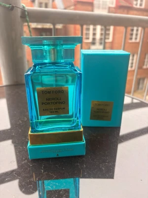 Tom Ford Neroli Portofino EdP 100 ml - Hej! Jag säljer nu min Tom Ford Neroli Portofino Eau de Parfum 100ml till ett väldigt bra pris då jag ej använder den längre samt då jag behöver pengarna 💕95% kvar samt äkta. 