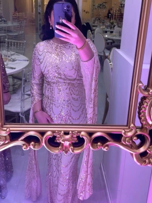  Perfekt bröllops-/festklänning XS – exklusiv & endast använd 1 gång - Säljer en otroligt vacker och exklusiv klänning med glittrande gulddetaljer som ger en riktig lyxig känsla 🤍 Perfekt till bröllop, fest eller andra speciella tillfällen där du vill sticka ut. Klänningen är i storlek XS och jag har dessutom kortat ner den ytterligare hos skräddare för en mer smickrande längd. Den är endast använd en gång och är i mycket fint skick 🌟 Faller superfint på kroppen och känns både bekväm och elegant att bära. Hör gärna av dig vid frågor! 💫