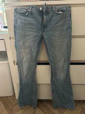 Bootcut jeans weekday - Ett par jeans från weekday, de är slitna har jag för mig. De är i storlek 38 