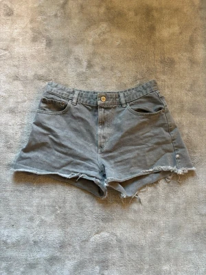 Grå jeansshorts  - Gråa jeansshorts från Pull&Bear