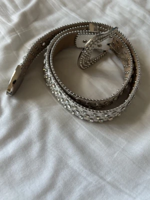 Y2K Rhinestone BB Simon Bälte  - Skit snygg och skinande bälte som inte har använts så mycket. 