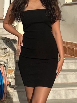 Svart klänning  - Super snygg svart bandeau klänning! I storlek S, från Nakd. Köp direkt för 119kr via köp nu💞😍