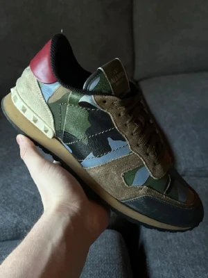 Valentino rockrunners  - Säljer dessa fina rockrunners i storlek 42 (passar 42-43) Dom är i bra skick utan några större defekter förutom lite slitage/creasing på främre delen. Nypris 8000kr+ men säljer för endast 449kr‼️‼️