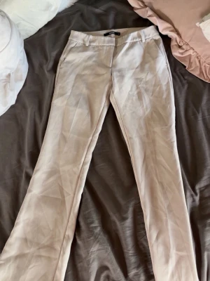 Beige kostymbyxor lågmidjade - Snygga beige lågmidjade kostymbyxor 