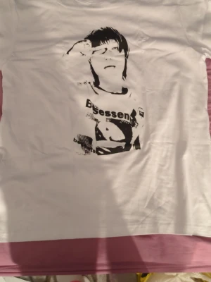 P1harmony  - Säljer en vit t-shirt med jongseoub på från p1harmony. Har aldrig använt köpte den för 300 kr säljer för 200 kr 