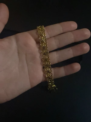 18k doppad x länk  - Snyggt och stilrent armband i guldfärgad metall med bred kedjedesign. Armbandet har ett unikt mönster av sammanlänkade länkar som ger en exklusiv känsla. Perfekt accessoar för dig som vill sticka ut lite extra.Hej armbandet är handgjorda X-länk armband 9mm brett. Tillverkat i slitstark mässing och försett med en 18K plätering