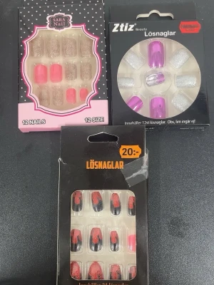 Lösnaglar - • Sara nail - salongsmärke. 50kr 🌿• höger - 30kr så snygga!🌿• Längst ner - 10kr (yalla vi kör)🤩• ALLA = 90kr! Super bra äääändå🌸✨inget lim ingår