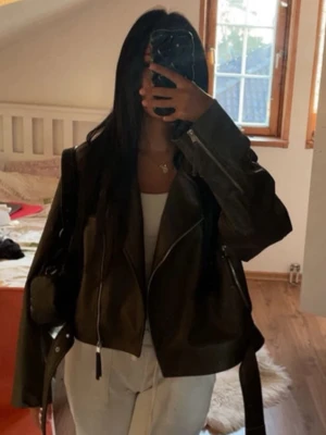 Svart biker skinnjacka från Gina Tricot - Grön skinnjacka från Gina trocot köpt för 3 år sedan använt en gång, säljs pga flytt 