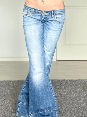 Lee jeans - Midjemått: 41cm rakt över, innerbenslängd: 80cm 💗