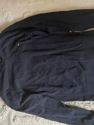 Marinblå Tommy hilfiger v-neck - Hej nu säljer jag en fin Tommy hilfiger tröja i storlek S.                                                                                     Skriv gärna om ni har frågor