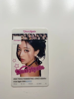 TWICE Once Again fanmeeting photocard - Exklusiv photocard från 2023 TWICE fanmeeting 'Once Again' med motiv av Jihyo. Kortet har vit bakgrund, rosa text och stjärndetaljer samt bilder på medlemmarna längst upp. Perfekt för samlare av K-pop merch.