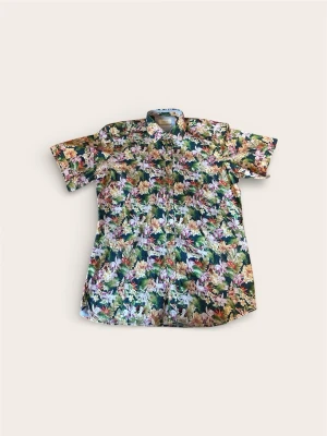 Blommig skjorta från Jack's - Kortärmad skjorta från Jack's med färgglatt blommönster i grönt, rosa, vitt och gult. Skjortan har klassisk krage, knappar framtill och är i regular fit. Perfekt för dig som vill sticka ut med en somrig vibe.